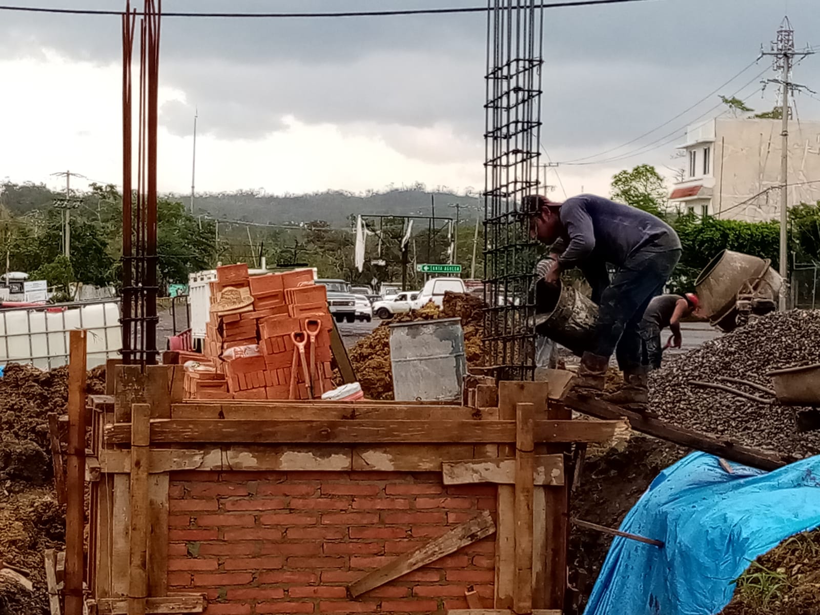 SUMINISTRO Y COLOCACIÓN DE TABIQUE Y VACIADO DE CONCRETO EN CADENAS  Y COLUMNAS DE TOTEMS