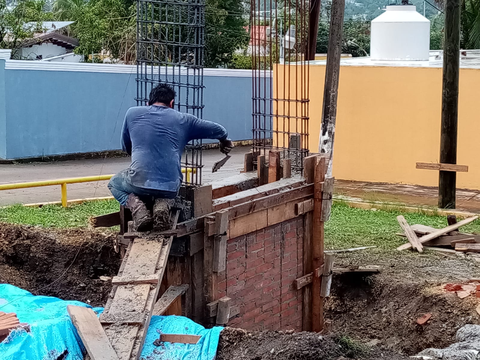 SUMINISTRO Y COLOCACIÓN DE TABIQUE Y VACIADO DE CONCRETO EN CADENAS  Y COLUMNAS DE TOTEMS