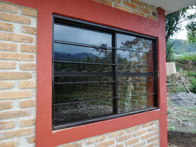 Suministro y colocación de ventana de 1.50 x 1.00 m, hecha a base de perfiles estructurales de 1/8" y cuadrado de 3/8", una hoja corrediza y un fijo