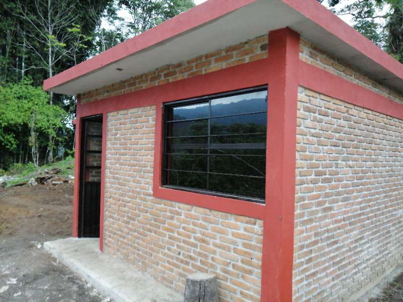 Suministro y colocación de ventana de 1.50 x 1.00 m, hecha a base de perfiles estructurales de 1/8" y cuadrado de 3/8", una hoja corrediza y un fijo