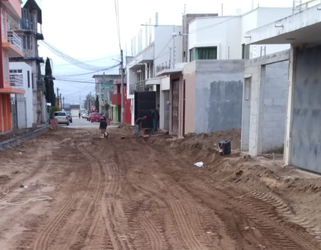 TRAZO Y NIVELACION DE TERRENO PLANO POR MEDIOS MANUALES PARA DESPLANTE DE ESTRUCTURAS ESTABLECIENDO EJES AUXILIARES Y REFERENCIAS.