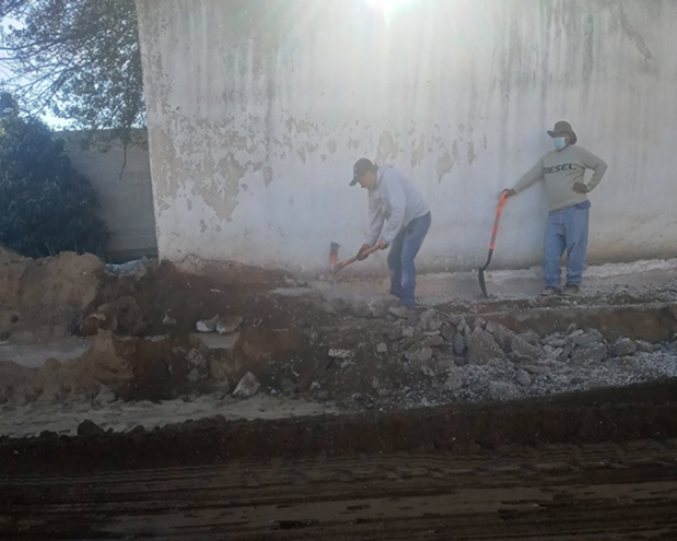 DEMOLICION A MANO DE PISO O BANQUETA DE CONCRETO SIMPLE DE 8 A 10 CM. DE ESPESOR, INCLUYE: APILE DEL MATERIAL.