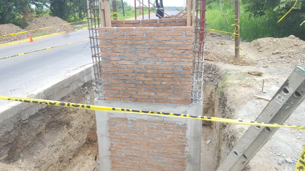 Construccion de muros a base de tabique de barro rojo comun de la region.