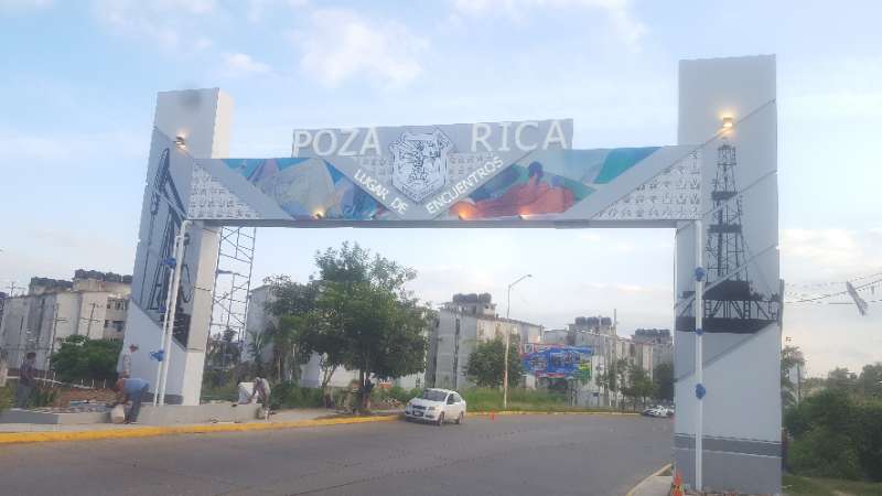 Portico de acceso de la Ciudad Cazones II