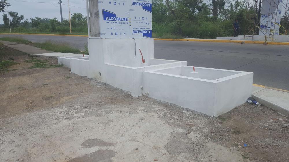 Construccion de jardineras en Portico de acceso Cazones II.