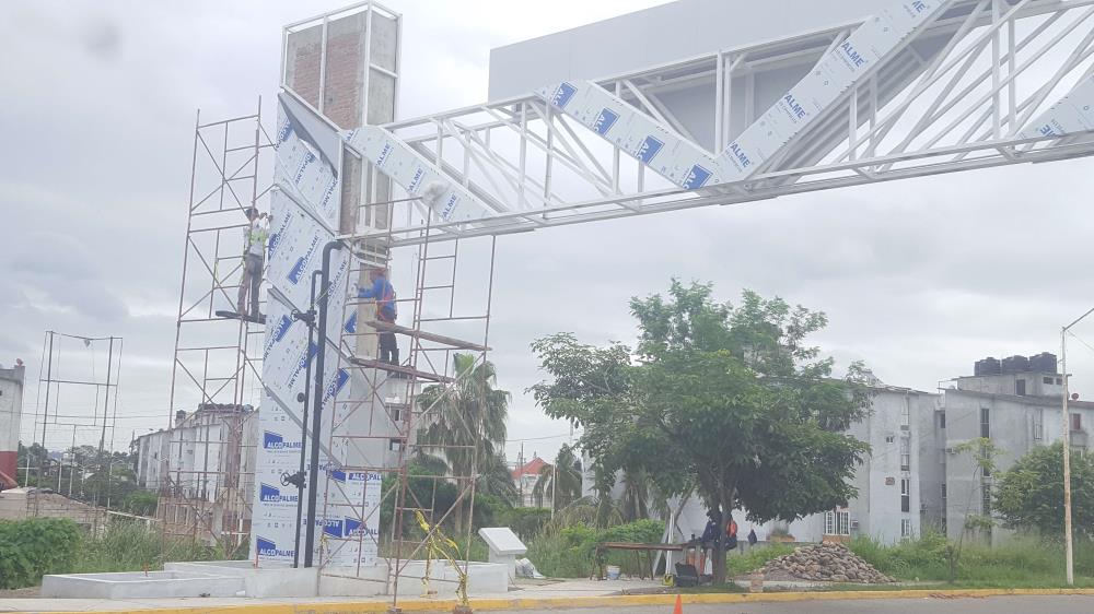 Colocacion de Alucobond en portico de acceso Cazones II.