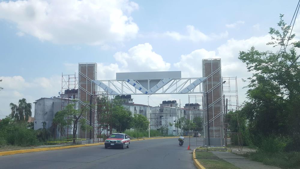 Suministro y colocacion de alucobon en estructura de Portico de entrada Cazones II.