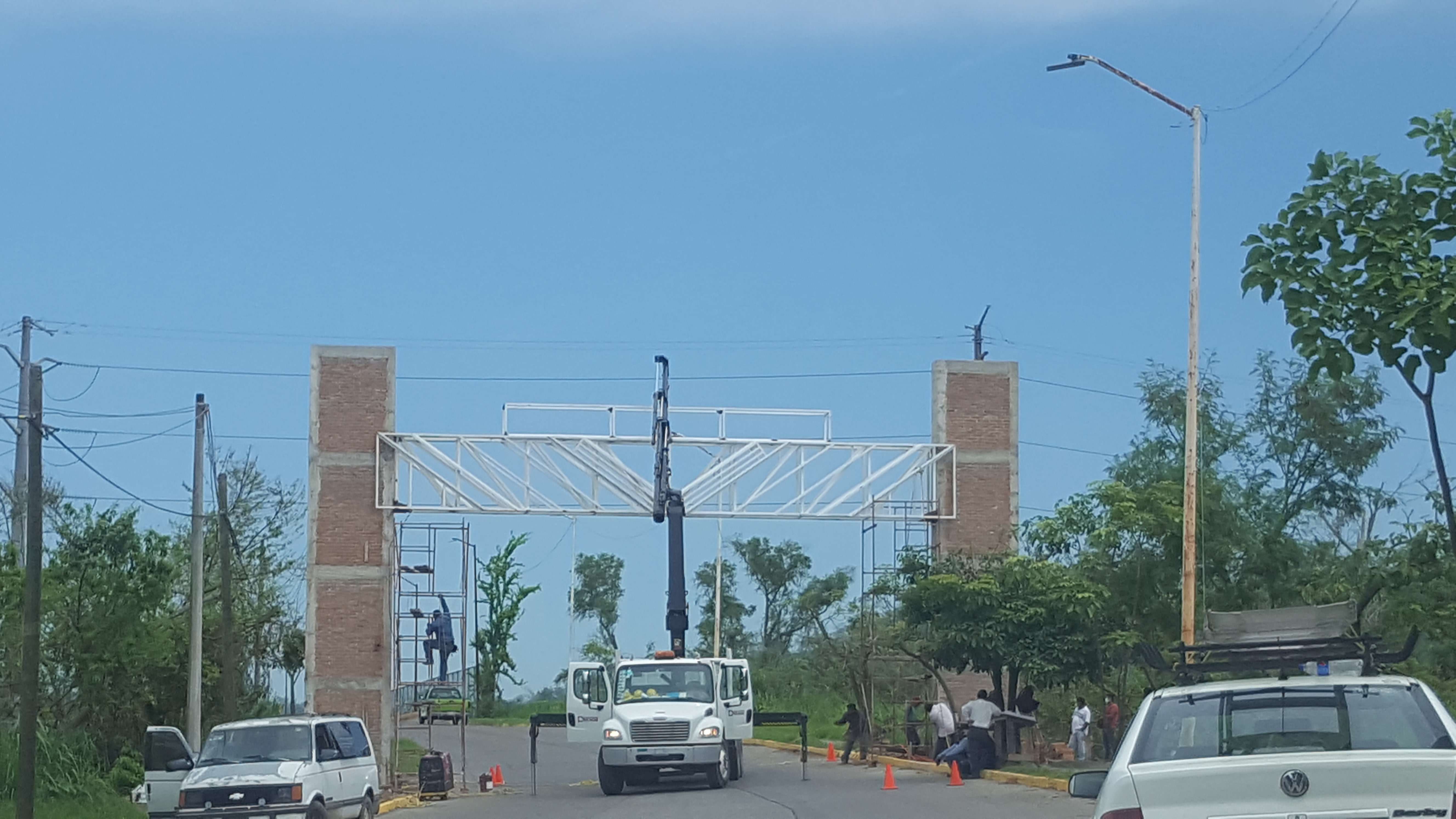 Montaje de Estructura en Portico de Acceso Puente Cazones II